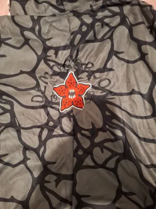 Pijama Stranger Things Talla M, 1.47 cm de largo.