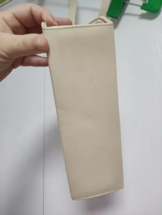 Bolso de mano beige con detalles dorados