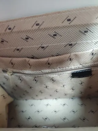 Bolso de mano beige con detalles dorados