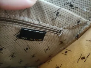 Bolso de mano beige con detalles dorados