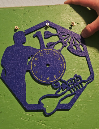 Reloj de pared con diseño de dardos