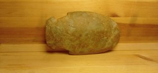 Hacha de piedra prehistórica