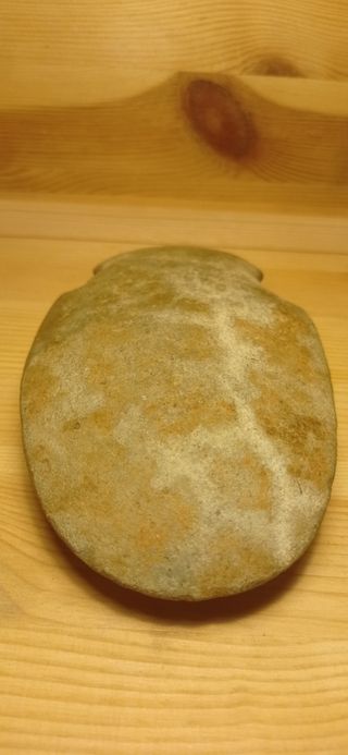 Hacha de piedra prehistórica