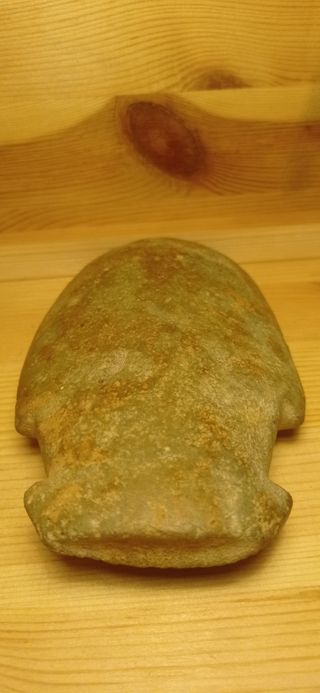 Hacha de piedra prehistórica