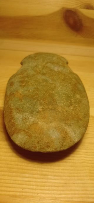 Hacha de piedra prehistórica