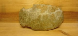 Hacha de piedra prehistórica