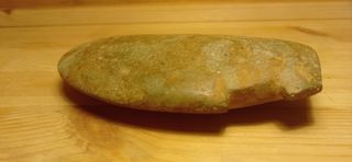 Hacha de piedra prehistórica