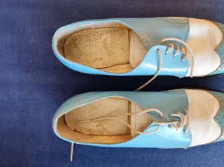 Zapatos vintage azules y blancos