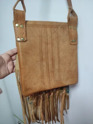 Bolso de piel artesanal con flecos