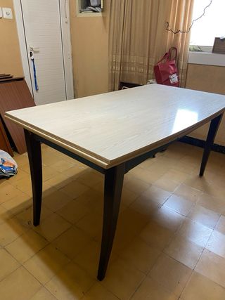 Taula de menjador 6-8 persones.