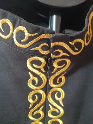 Traje de hombre estilo marroqui negro y dorado.