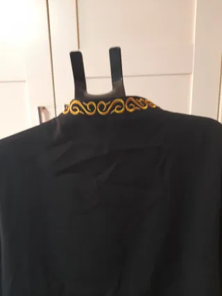 Traje de hombre estilo marroqui negro y dorado.