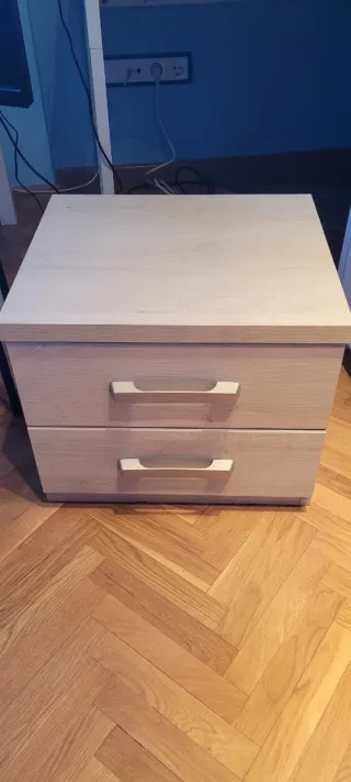 Cajonera de madera beige y marrón