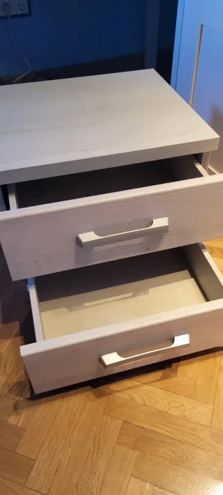 Cajonera de madera beige y marrón