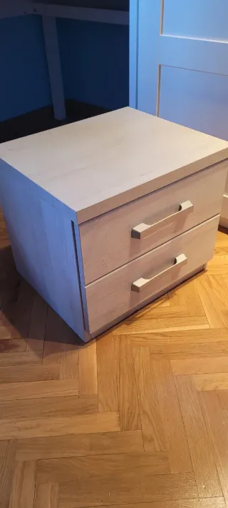 Cajonera de madera beige y marrón