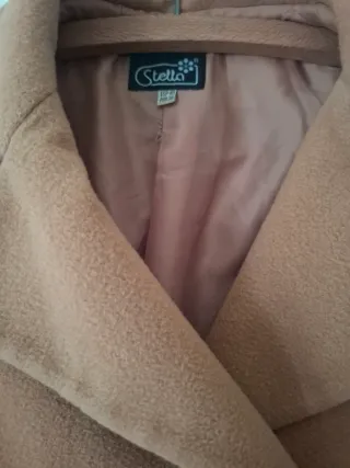 Abrigo Castañer Marrón Talla M está en buen estado