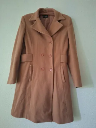 Abrigo Castañer Marrón Talla M está en buen estado