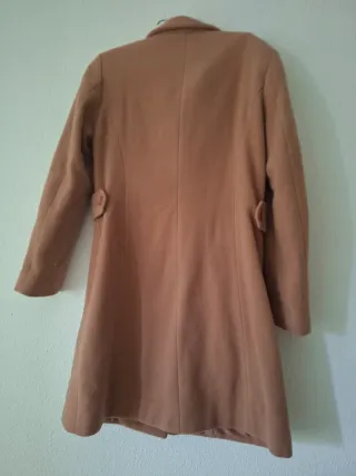 Abrigo Castañer Marrón Talla M está en buen estado