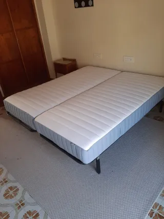 Cama King Size Ikea Gris y Blanca