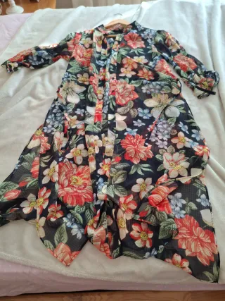 Vestido floral transparente