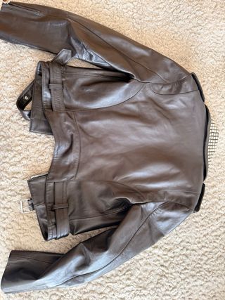 Cazadora de piel Zara con tachuelas