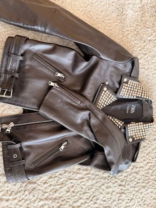 Cazadora de piel Zara con tachuelas