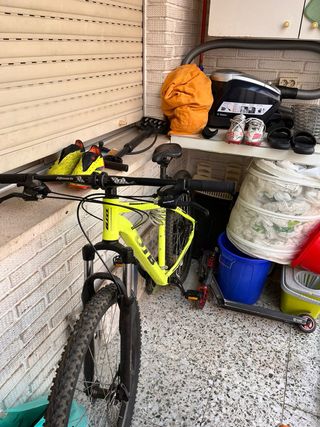 Bicicleta MTB amarilla poco uso