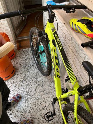 Bicicleta MTB amarilla poco uso