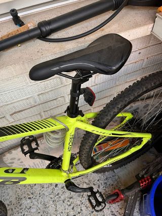 Bicicleta MTB amarilla poco uso