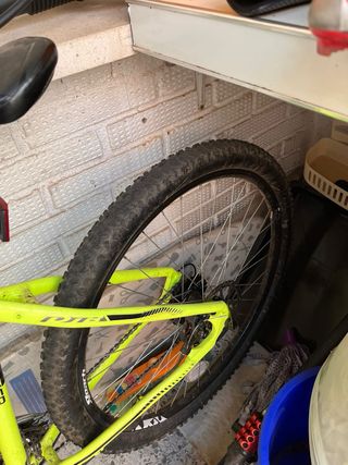 Bicicleta MTB amarilla poco uso