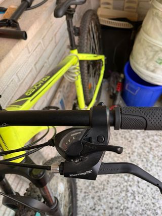 Bicicleta MTB amarilla poco uso