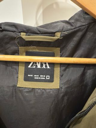 Chaqueta verde acolchada con capucha