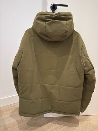 Chaqueta verde acolchada con capucha