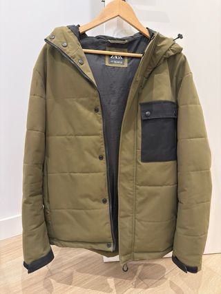 Chaqueta verde acolchada con capucha