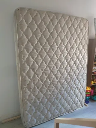 Base de cama + colchón 135 x 190