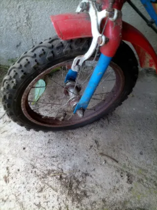 Bicicleta infantil azul y roja