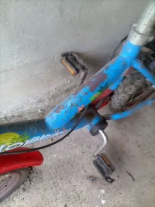 Bicicleta infantil azul y roja