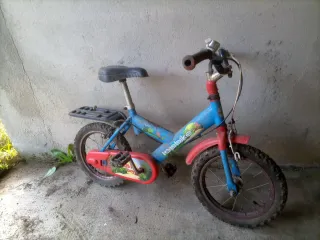 Bicicleta infantil azul y roja