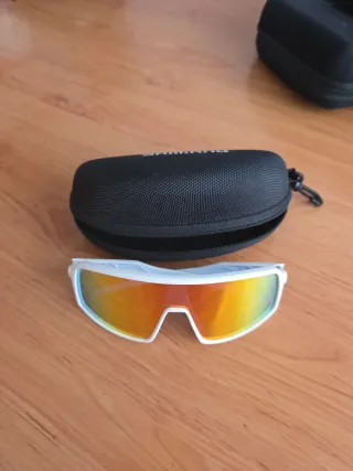 Gafas de sol deportivas blancas y multicolor