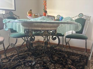 Mesa de comedor y 4 sillas tapizadas