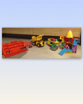 Juguetes varios: camión, cohete, coches