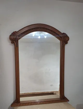 Espejo de madera con marco tallado