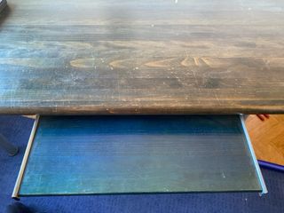 Mesa de escritorio de madera y metal