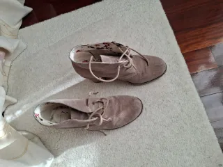 Botines de ante beige con cordones