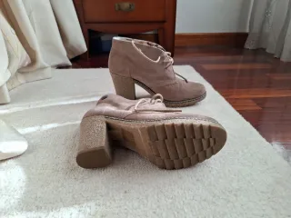 Botines de ante beige con cordones