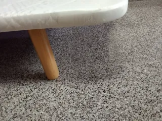 Base tapizada con patas de madera natural cama 90