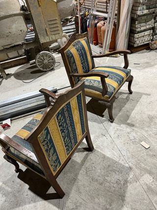 Dos Sillas Antiguas Tapizadas
