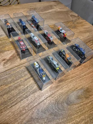 Colección motos GP en vitrinas