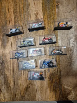 Colección motos GP en vitrinas