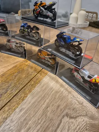 Colección motos GP en vitrinas